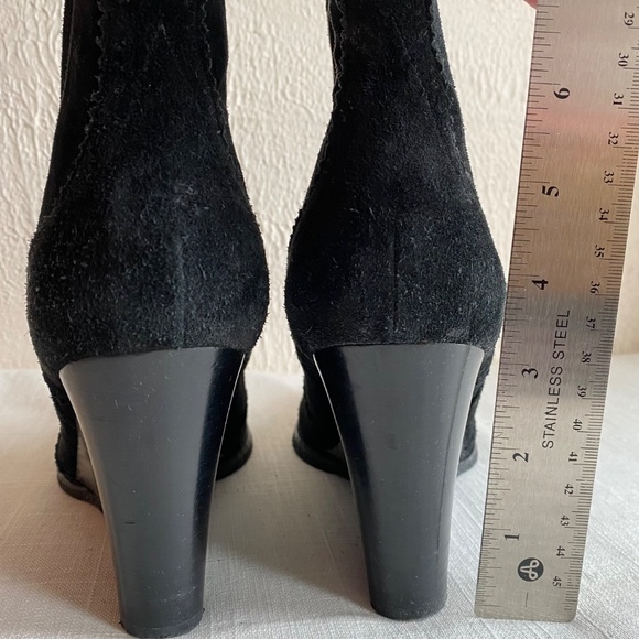 Tommy Hilfiger black suede wedge booties with brogue detailing Size 9.5 - Picture 5 of 12